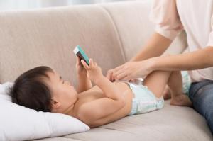 baby-playing-with-smartphone